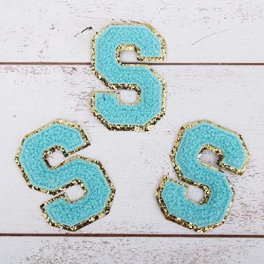 Imagem de Pacote com 3 adesivos de chenille ferro em glitter com letras universitárias de 8 cm de altura - Tecido de chenille azul com acabamento em glitter dourado - Costurar ou passar a ferro - 8 cm BLU P