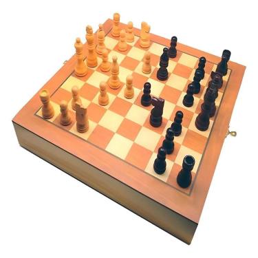 Imagem de Jogo De Xadrez E Dama Peças E Tabuleiro Em Madeira