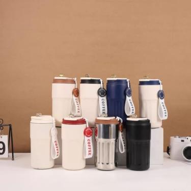 Imagem de Garrafa térmica de aço inoxidável com alça e termômetro digital.