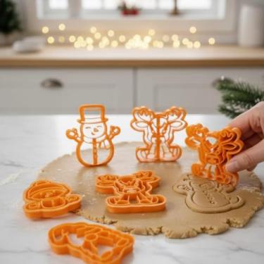 Imagem de Kit de Cortadores de Biscoitos Natalinos, 7 Peças em Plástico Laranja, Moldes Decorativos para Confeitaria com Designs de Boneco de Neve e Personagens Festivos