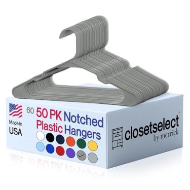 Imagem de Cabides de plástico, pacote com 50, cabide forte para economizar espaço, feito nos EUA, cabide de plástico perfeito para camisa ou casaco, com ranhuras para os ombros, granizo prateado, entalhado