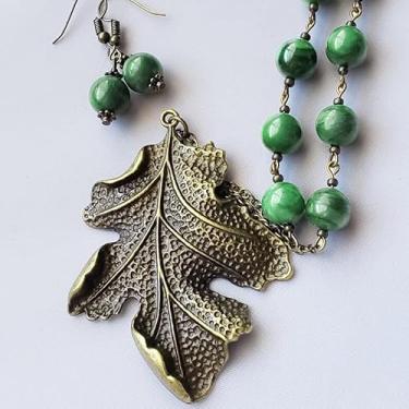 Imagem de 3 peças vintage longo outono suéter colar com grande pingente de folha de bronze, conjunto de colar de brinco feminino joia verde, adequado para festas, reuniões e roupas diárias.