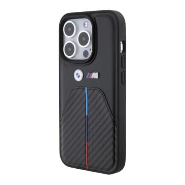 Imagem de BMW Capa CAPINHA P/iPhone 15 Pro ao 16 Pro Max, couro PU fibra de carbono, listras tricolores, MagSafe integrado, design oficial BMW, antichoque, exclusiva, garantia de 1 ano (IPHONE 15PRO)