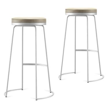 Imagem de Conjunto de 2 banquetas de bar, bancos de bar de couro sintético branco com pernas de metal branco, cadeiras estofadas ergonômicas com cadeiras de apoio para os pés (65 cm)