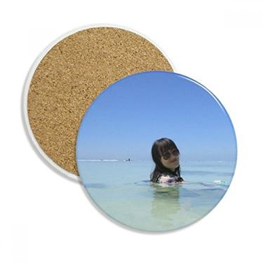 Imagem de Caneca de praia Ellie Yao Beautiflu Girl Sea Wave Swim Coaster Cup Proteção de mesa Pedra absorvente