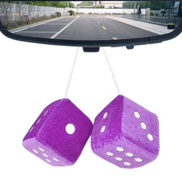 Imagem de Par de dados de pelúcia felpudo pendurado no interior do carro em veludo dourado