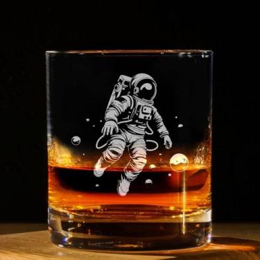 Imagem de Copo de uísque gravado vintage astronauta - Presente temático espacial - Presentes de aniversário exclusivos para amigos e familiares - Presente para amantes de astronautas - Vidro vintage antigo