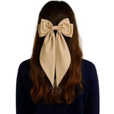 Imagem de Clipe de Cabelo Grande com Laço em Tecido Cetim Premium — Acessório Feminino Clássico e Sofisticado(Bege com Perolas)