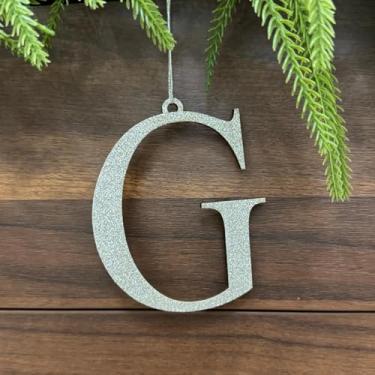 Imagem de Pxniy Enfeite de Natal com monograma de prata, letra inicial de madeira de 12 x 9 cm, decoração de árvore de férias e etiqueta de meia (G)