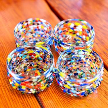 Imagem de PINYAS Copos Mezcal | Vidro soprado à mão, feito artesanalmente | Confetes arco-íris | Copitas beberão perfeito para Mezcal ou Tequila | Conjunto de 4