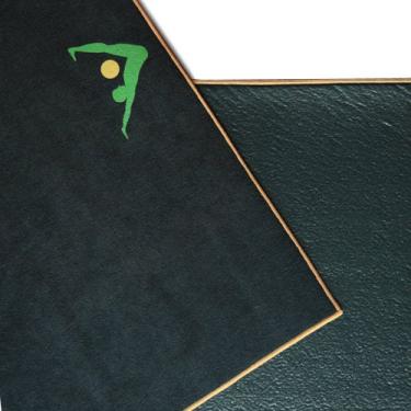 Imagem de Tapete de ioga Aurorae Synergy 2 em 1; com toalha de microfibra antiderrapante integrada. Melhor para quente, Ashtanga, Bikram e Yoga Ativo Onde Você Suar e Deslizar; Evita Escorregamento e Abotoamento; Patente Protegida, ONYX