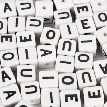 Imagem de Magibeads 50 peças de contas de porcelana cubo quadrado contas de cerâmica com letra A E I O U para fazer joias DIY pulseira elástica brinco chaveiro artesanato letras maiúsculas nome jóias acessórios