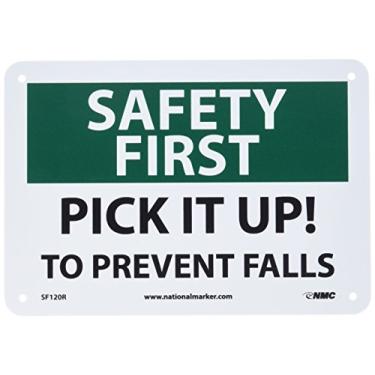 Imagem de NMC Placa SF120R OSHA, Legend "Safety First - Pick IT Up! para evitar quedas", 25,4 cm de comprimento x 17,7 cm de altura, plástico rígido, preto/verde sobre branco