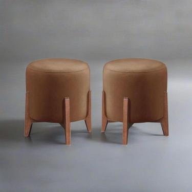 Imagem de Kit 2 Puff Decorativo Para Sala Redondo Luxo Dallas Veludo Capuccino