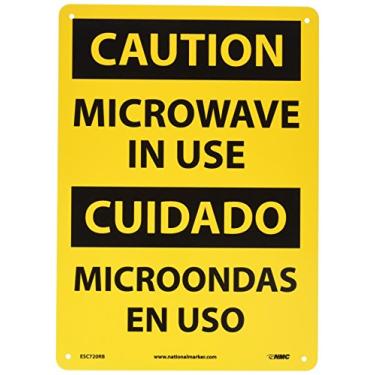 Imagem de NMC Placa OSHA bilíngue ESC720RB, legenda "CUIDADO - MICROONDAS EM USO", 25,4 cm de comprimento x 35,5 cm de altura, plástico rígido, preto sobre amarelo