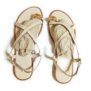 Imagem de Sandália Rasterinha Feminina, Couro Sintético Nude, Tiras Cruzadas com Tachas Douradas, Sola Plana, Tamanho 38
