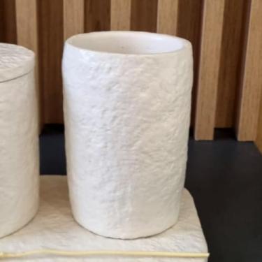 Imagem de Kit Banheiro Luxo em Concreto Texturizado Pedra – Bandeja Saboneteira Porta Escovas e Pote com Tampa Kit Lavabo Moderno e Elegante (Porta escova de dentes,Natural)