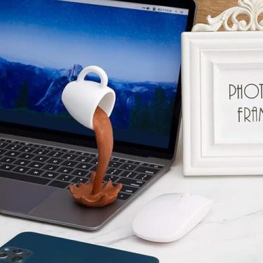 Imagem de 1 caneca decorativa mágica com estampa de salpicos de café, adequada para cafeterias e também ideal como decoração de casa