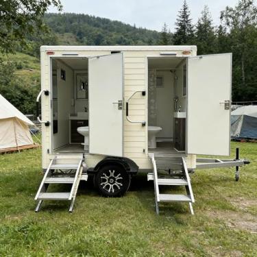Imagem de Banheiro portátil rebocável com 2 baias – Banheiro móvel separado para homens e mulheres para parques públicos, acampamentos, festivais de música, locais de construção e reuniões comunitárias