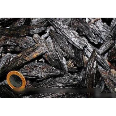 Imagem de 1 kg Cianita Preta ou Vassoura de Bruxa Pedra de Garimpo - CristaisdeC