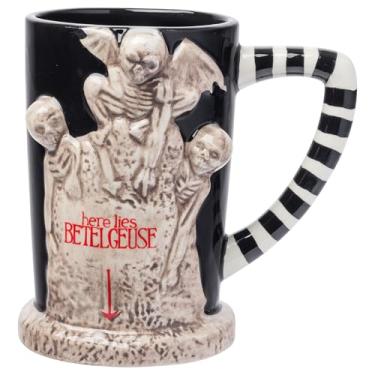 Imagem de Silver Buffalo Caneca esculpida em cerâmica 3D Beetlejuice Here Lies
