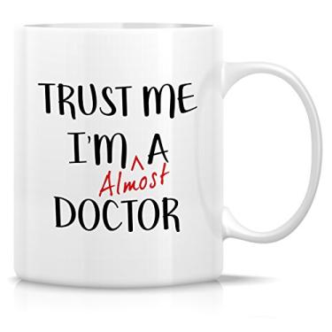 Imagem de Retreez Caneca engraçada - Trust Me I'm Almost a Doctor 325 ml canecas de café de cerâmica - engraçado, sarcasmo, sarcástico, motivacional, presentes de aniversário inspiradores para médicos, amigos
