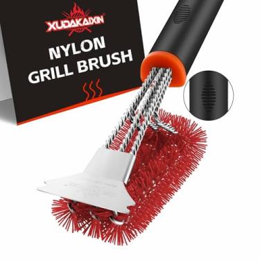 Imagem de XUDAKAIXIN Escova de grelha e raspador, cerdas de nylon seguras para churrasco, escova de limpeza tripla para grelhas de ferro fundido/porcelana/Weber Gas/churrasqueira, acessórios de limpeza de