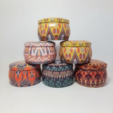 Imagem de Kit 2 Velas Aromáticas em Lata Estampada – Cera de Coco 70g Cada, Pavio de Algodão, Decoração e Bem-Estar (Bamboo e Cereja e Avelã)