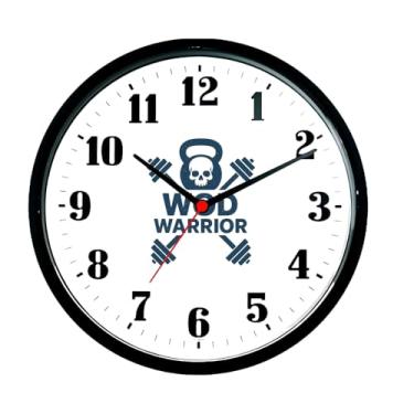 Imagem de Relógio de Parede WOD WARRIOR, Design Fitness com Halteres e Caveira, Mostrador Branco, Borda Bege, Decorativo para Academia