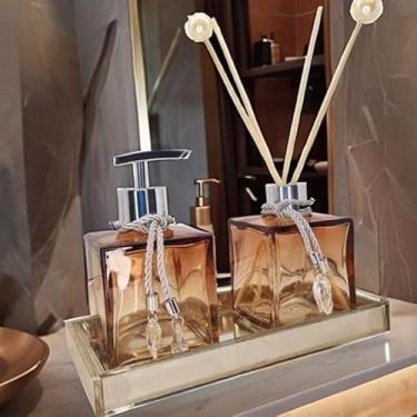 Imagem de Kit Lavabo Vidro Luxo com Bandeja Branca e Vidro Âmbar – 02 Frascos Cubo 250ml, Difusor de Aroma com Varetas Decoradas e Acessórios de Banheiro(Ambar Degrade C/Prata,Com Bandeja)