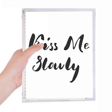 Imagem de Caderno de anotações escritas à mão Kiss Me com citação lenta, diário de folhas soltas recarregável