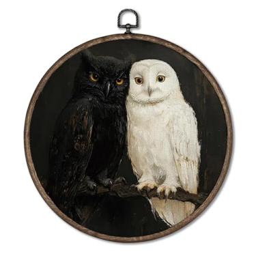 Imagem de Giosve Pôster emoldurado de parede em tela redonda de coruja de casal gótico caprichoso, rústico Cottagecore Dark Academia Witchy Owl pendurado esculturas de parede para decoração de casa, quarto