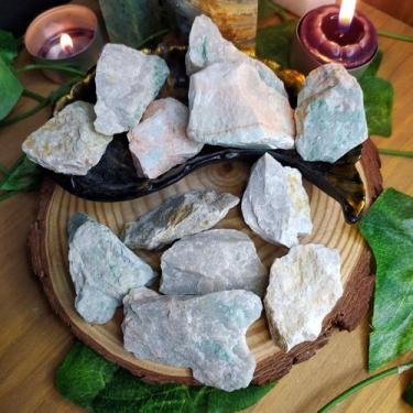 Imagem de Pedra jadeíte bruta  2 a 4 cm - proteção e pureza - cristal natural - 