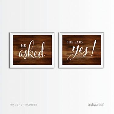 Imagem de Andaz Press Placas de festa de casamento, impressão de madeira rústica, 21,5 x 28 cm, He Asked, She Said Yes! Placas de sessão de fotos de noivado Save the Date, pacote com 2