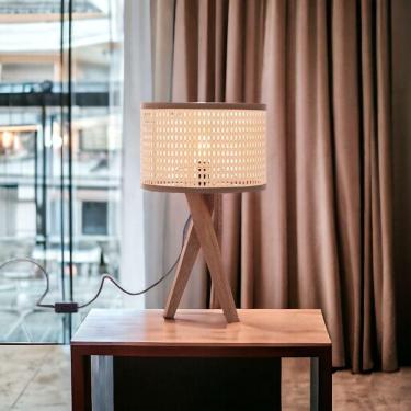 Imagem de Abajur De Mesa Modelo Paris Com Cúpula Indiana Trabalhada Pés Em Madeira Maciça