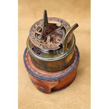 Imagem de Bússola de bronze vintage com capa de couro e bússola magnética direcional para navegação/compasso de bolso solar para acampamento, caminhada, passeio.