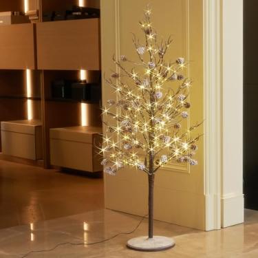 Imagem de Fudios Árvore iluminada com pinha, neve, poeira, 1,2 m, 200 LEDs para decoração de inverno, plugue de luzes artificiais de árvore com temporizador