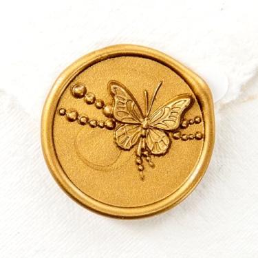 Imagem de Nuvretk 25 adesivos artesanais de lacre de cera dourada, design de borboleta, selos de envelope autoadesivos elegantes para convites de casamento, aniversário, festa e eventos