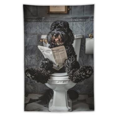 Imagem de Tapeçaria de jornal de leitura de poodle preto e branco cena de banheiro humorístico arte animal pendurar na parede decoração de casa caprichosa para banheiro, sala de estar, ambiente lúdico