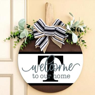 Imagem de Guirlanda personalizada para porta da frente com inicial familiar (A-Z) - placa de boas-vindas de madeira de 30 cm, guirlanda de eucalipto e cabide rústico de serapilheira | Decoração de varanda de