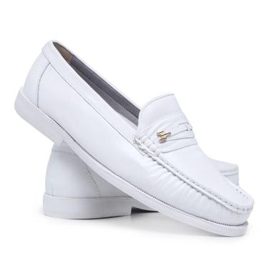 Imagem de Mocassim Em Couro Com Sola Reta Costura Reforçada E Detalhe Em Metal Moda Chic