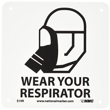 Imagem de NMC Placa gráfica S19R, legenda "WEAR YOUR RESPIRATOR", 18 cm de comprimento x 18 cm de altura, plástico rígido, preto sobre branco