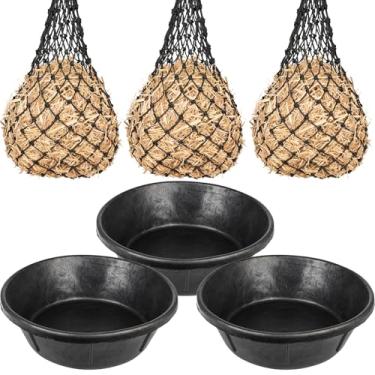 Imagem de tinnmao Conjunto de bandeja de alimentação de cavalos de borracha, 3 tigelas de 2 galões com 3 peças de redes de feno de alimentação lenta de 101 cm e 1 escova, conjunto de banheira de alimentação