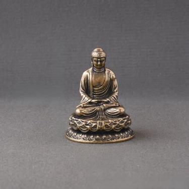 Imagem de SAINWORDS Meditação Buda estátua de Buda estatueta metal cobre latão portátil tamanho mini escultura de viagem altar escritório decoração de mesa painel de carro acessórios zen ornamentos (D)