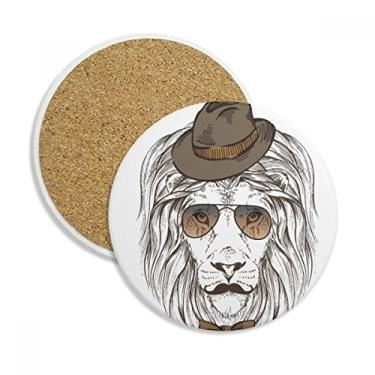 Imagem de Estilo britânico Leão suave com chapéu de vidro, gravata borboleta, porta-copos, caneca de proteção de mesa, pedra absorvente