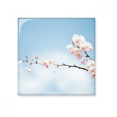 Imagem de Azulejo de cerâmica brilhante de flor de ameixa azul céu nuvens esmalte pedra adornada