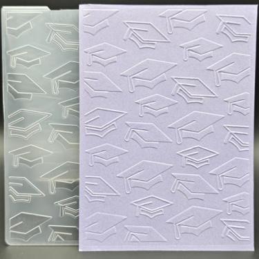 Imagem de Pasta de plástico em relevo tamanho A6 chapéus de doutorado padrão artesanato de papel impressões texturizadas de plástico para fazer cartões de formatura scrapbooking