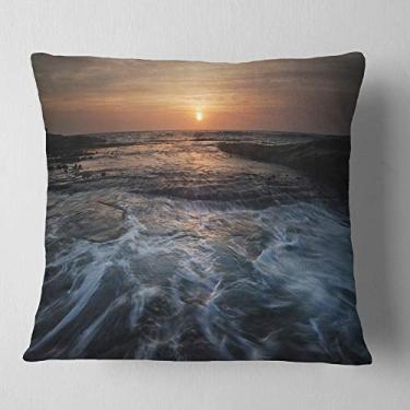 Imagem de Sala de estar moderna para praia, sofá e almofada Designart Dark Seashore with Rushing Waves, enchimento de alta qualidade + capa de almofada impressa em ambos os lados 66 cm x 66 cm