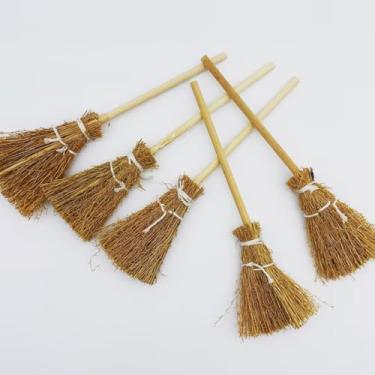 Imagem de 5 peças de vassoura artificial de bruxa de Halloween, miniatura, adereços em miniatura com corda branca Hopuse, micro paisagem, tapeçarias, decoração de bruxa, vassoura de canela, decorações