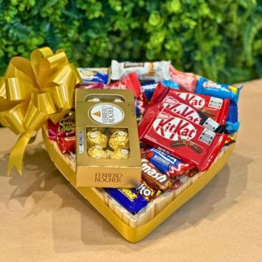Imagem de Cesta de Chocolate em Formato Coração com Laço para Presente Romântico